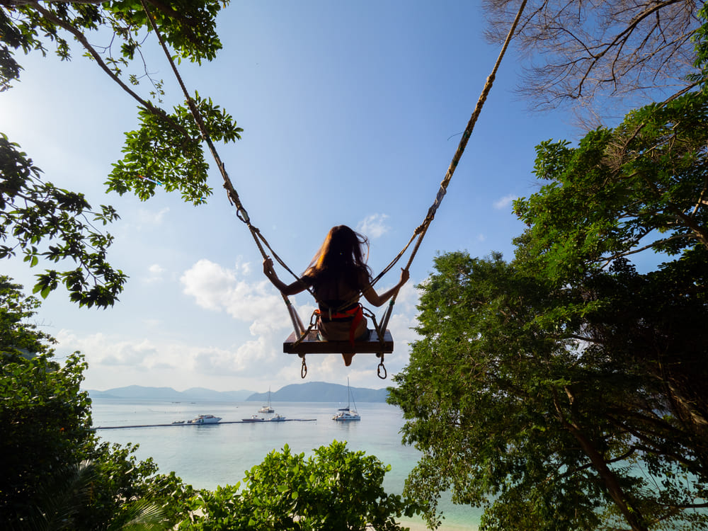 จุดถ่ายรูปยอดฮิตมุมบานานา สวิง (Banana Swing) พร้อมวิวทะเลสุดปังที่หาดกล้วย เกาะเฮ ภูเก็ต