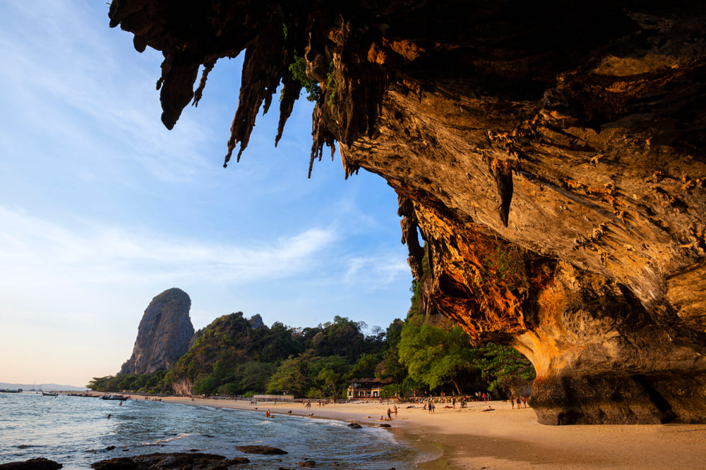 หาดถ้ำพระนางและภูเขาหินปูนสูง สถานที่ท่องเที่ยวกระบี่ที่สวยงามและมีชื่อเสียง