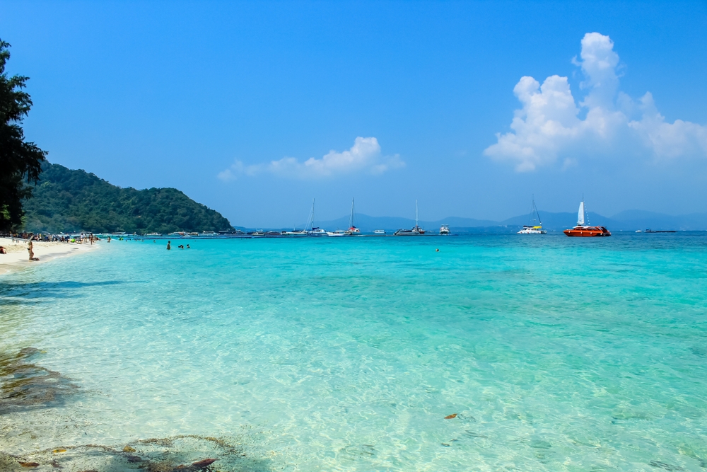 ความสวยงามของกาฮังบีช (Kahung Beach) เกาะเฮ ภูเก็ต ศูนย์รวมความบันเทิงและน้ำทะเลใส