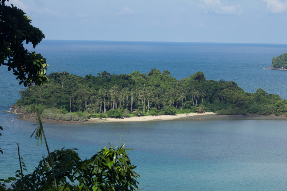 วิวของเกาะเล็ก ๆ ทั้งเกาะมันใน เกาะมันนอก เกาะหยวก และเกาะปลี กลางทะเลเมื่อมองจากหาดไก่แบ้ เกาะช้าง ตราด