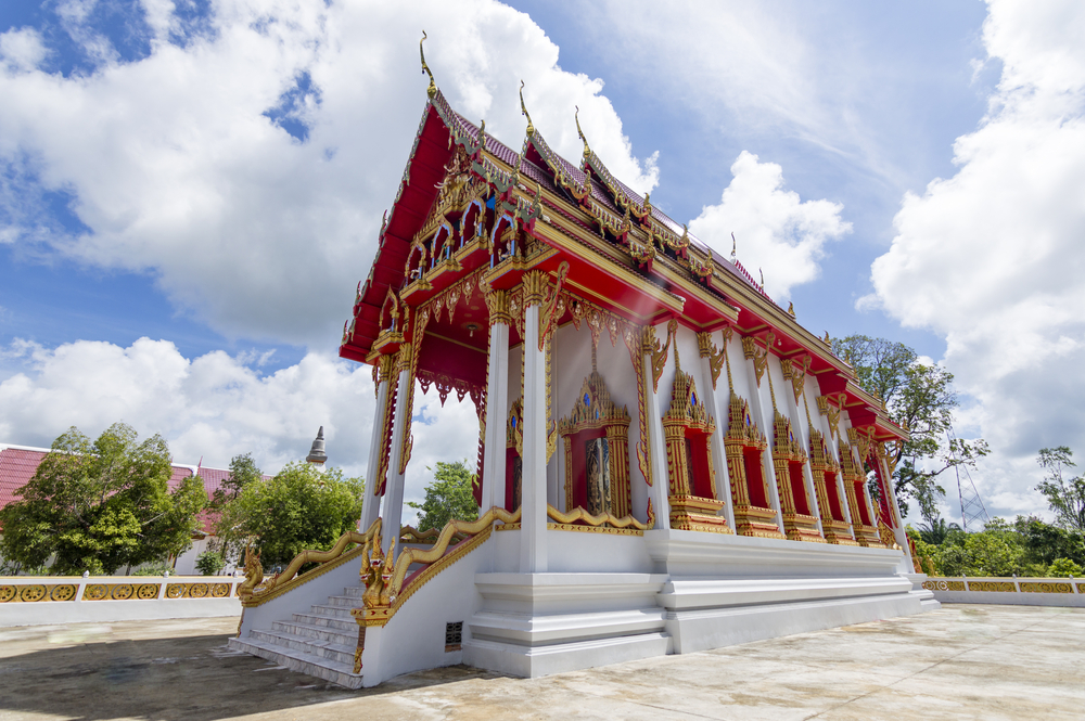 วัดคลองท่อม ที่มีพิพิธภัณฑ์วัดคลองท่อม แหล่งจัดแสดงลูกปัดสุริยเทพและโบราณวัตถุในจังหวัดกระบี่