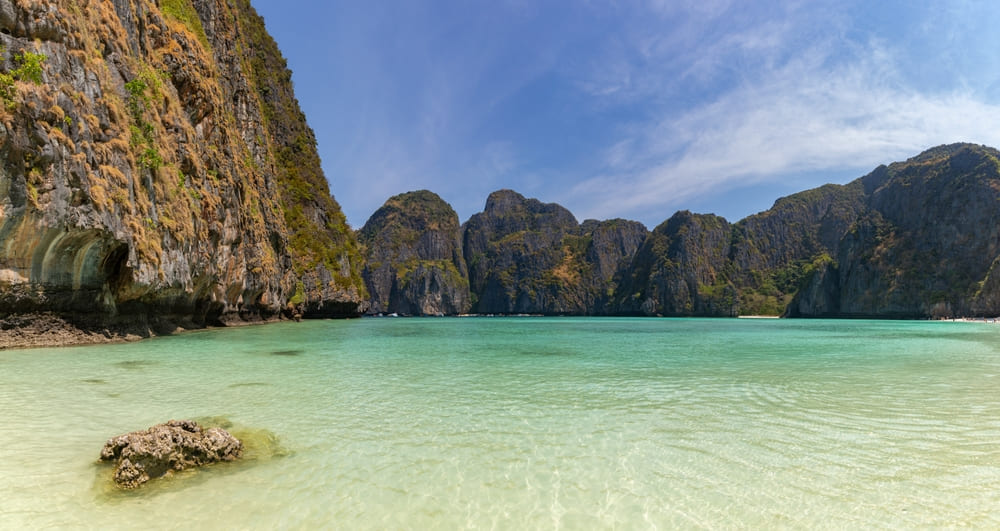 น้ำทะเลใสสีมรกตและหาดทรายขาวที่อ่าวมาหยา ที่เที่ยวกระบี่สวยงามระดับโลก