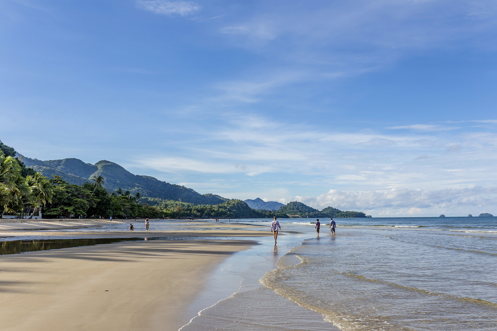 หาดทรายขาว ชายหาดยอดนิยมคึกคัก บนเกาะช้าง จังหวัดตราด
