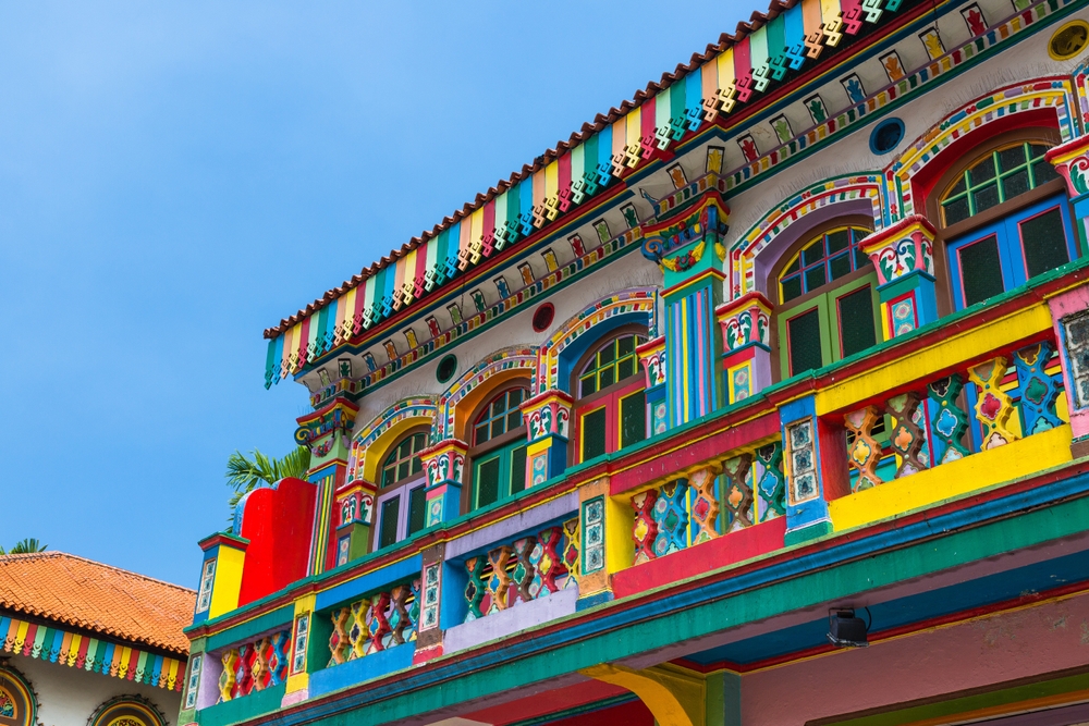 อาคารลวดลายและสีสันสดใสสะดุดตาในย่านลิตเติ้ล อินเดีย (Little India) สถานที่ท่องเที่ยวสิงคโปร์ที่สะท้อนเสน่ห์วัฒนธรรมชาวอินเดีย