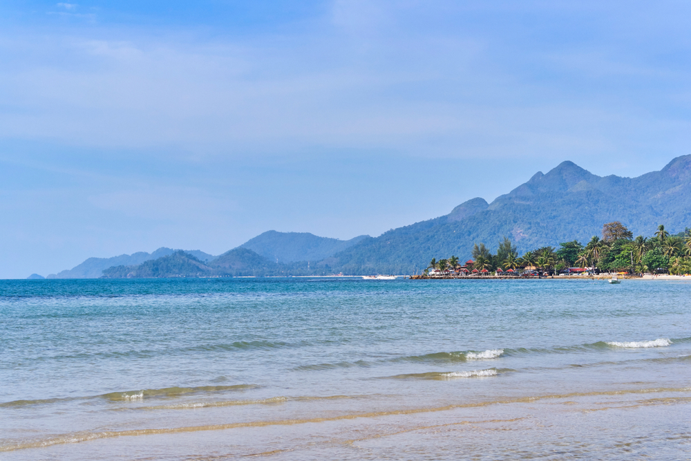 วิวทะเลและภูเขาที่หาดท่าน้ำ (Lonely Beach) ที่เที่ยวใกล้หาดไก่แบ้ เกาะช้าง ตราด