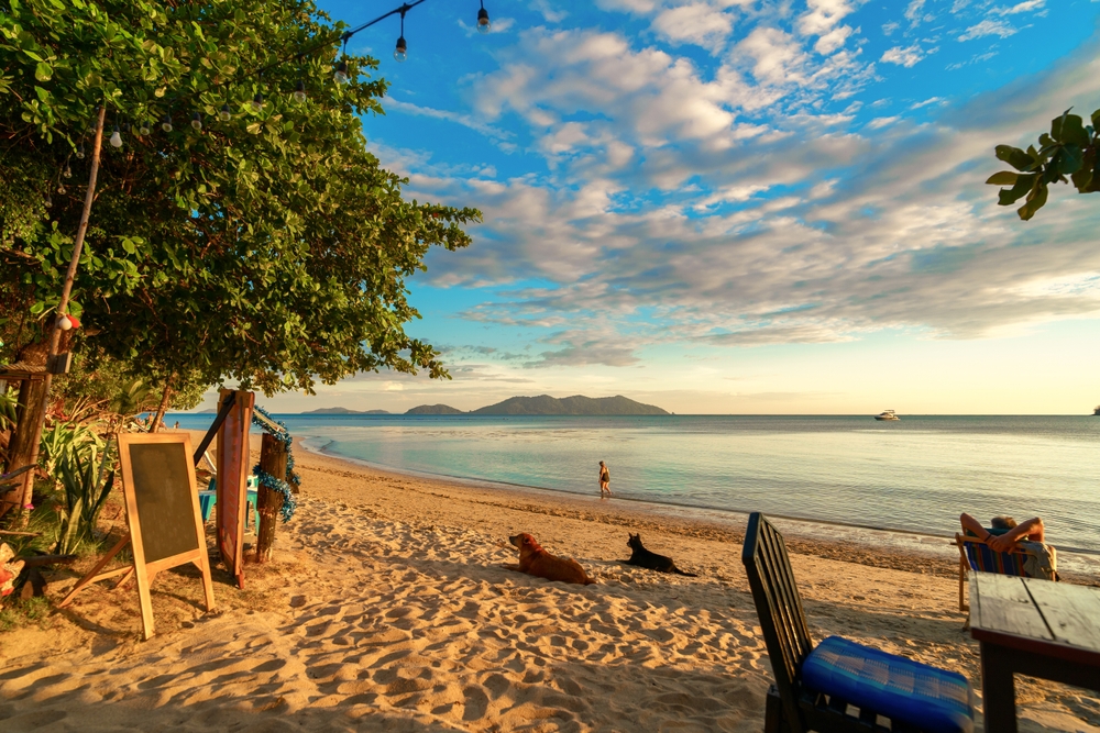 หาดคลองกลอย ชายหาดเงียบสงบเหมาะแก่การพักผ่อน ใกล้น้ำตกคลองพลู เกาะช้าง ตราด
