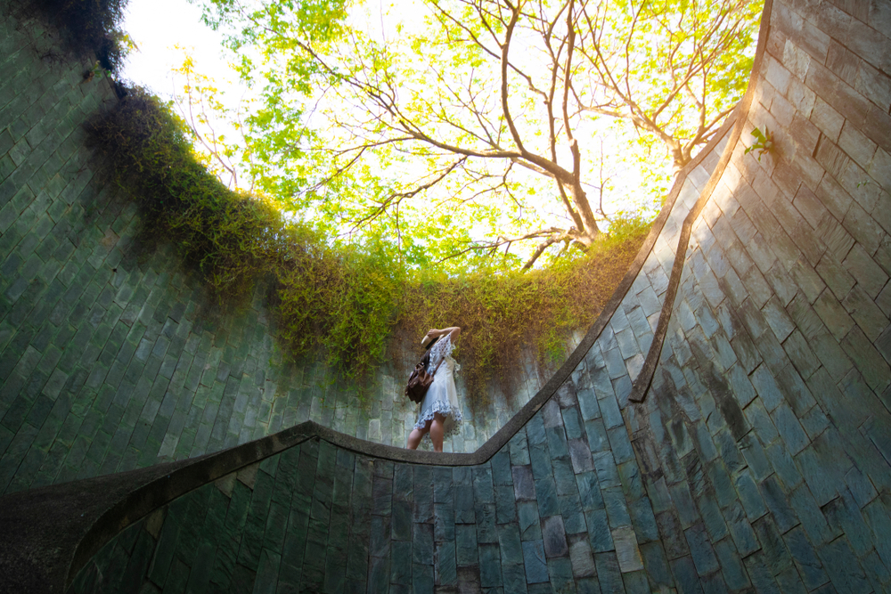 อุโมงค์ต้นไม้ (Tree Tunnel) พร้อมบันไดวน จุดถ่ายรูปยอดฮิตในสวนสาธารณะฟอร์ทแคนนิง (Fort Canning Park) ที่เที่ยวสิงคโปร์ใจกลางเมือง