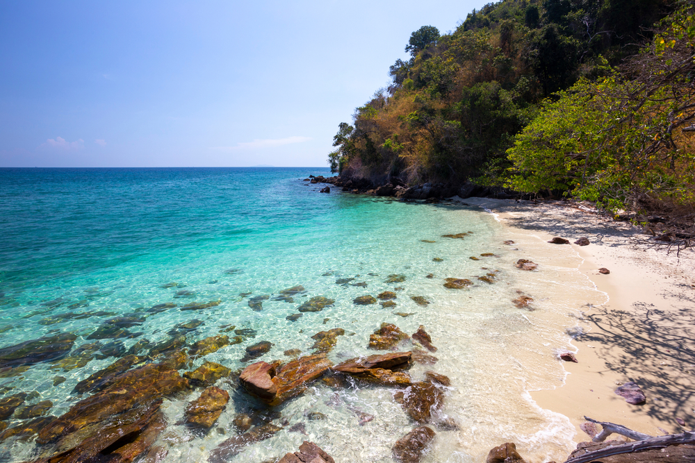 น้ำทะเลใสจนมองเห็นโขดหินริมหาดเกาะไหง สถานที่ท่องเที่ยวกระบี่บรรยากาศเป็นส่วนตัว