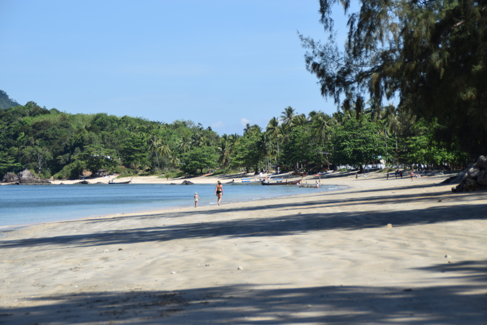 บรรยากาศเงียบสงบและหาดทรายทอดยาวที่เกาะปู (เกาะจำ) ที่เที่ยวกระบี่สไตล์สโลว์ไลฟ์