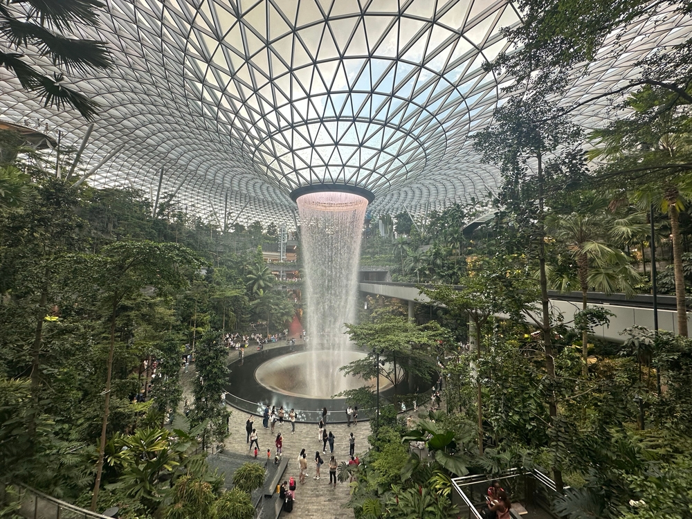 ตกในร่ม (Rain Vortex) ท่ามกลางสวนป่าที่จูเวิล ชางงี แอร์พอร์ต (Jewel Changi Airport) สิงคโปร์ ที่เที่ยวและจุดแวะพักก่อนเดินทาง