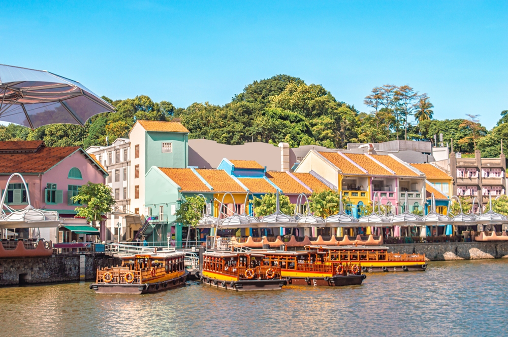 เรือท่องเที่ยวริมแม่น้ำสิงคโปร์และอาคารหลากสีสันในย่านคลาร์กคีย์ (Clarke Quay) ที่เที่ยวสิงคโปร์