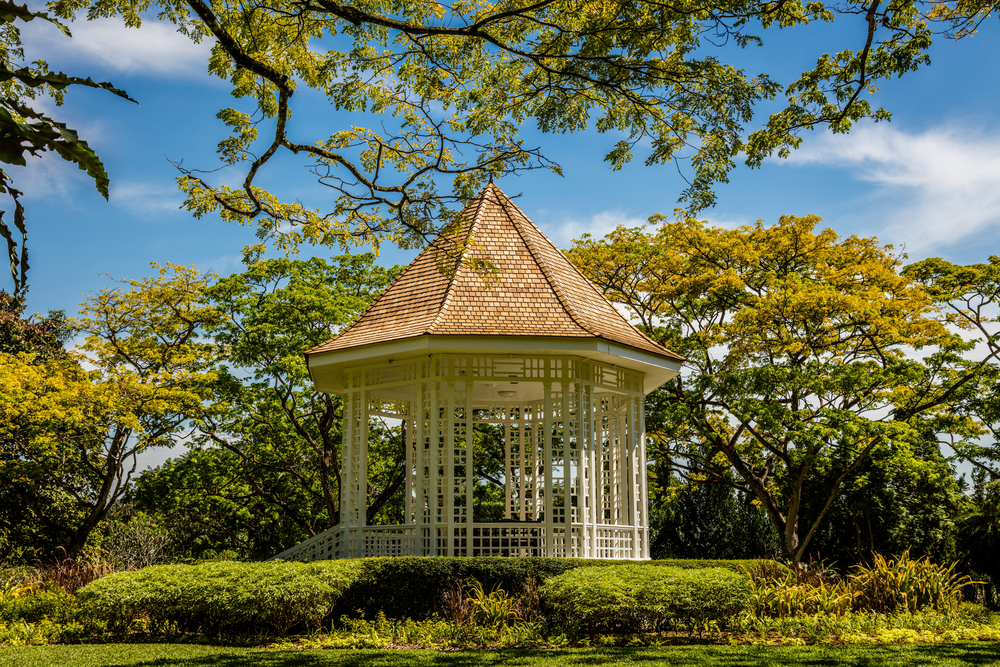 ศาลาสีขาวท่ามกลางต้นไม้ร่มรื่นในสวนพฤกษศาสตร์สิงคโปร์ (Singapore Botanic Gardens) สถานที่ท่องเที่ยวสิงคโปร์ที่ได้รับการขึ้นทะเบียนมรดกโลก