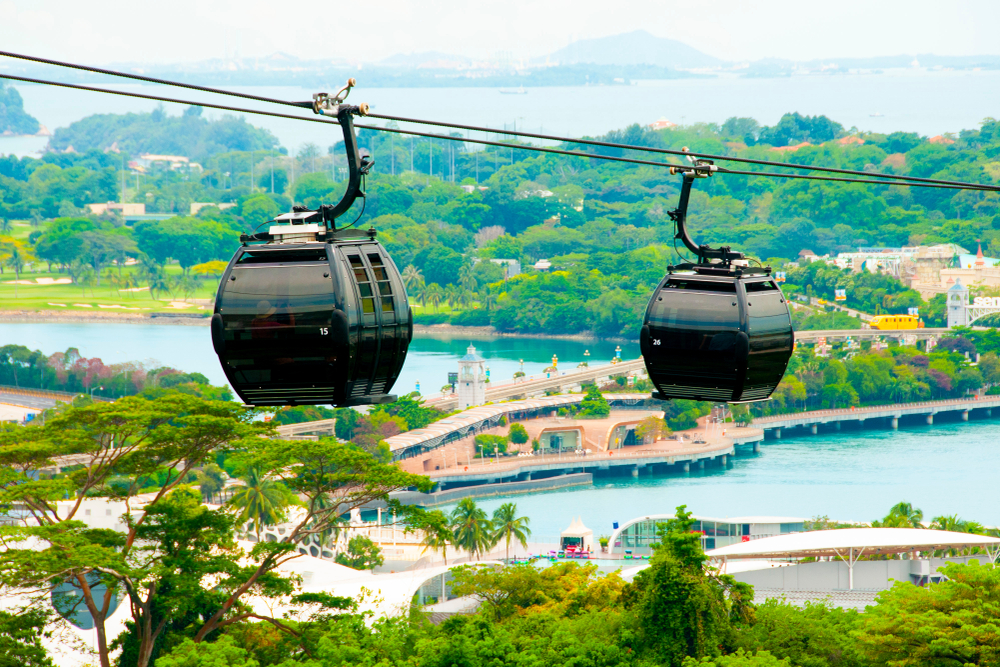 กระเช้าลอยฟ้าชมวิวพาโนรามาข้ามไปยังเกาะเซ็นโตซ่า (Sentosa) ศูนย์รวมความบันเทิงและที่เที่ยวสิงคโปร์สำหรับครอบครัว