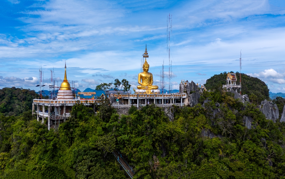พระพุทธรูปทองคำและเจดีย์บนยอดเขาแก้ว วัดถ้ำเสือ ที่เที่ยวกระบี่สายบุญพร้อมจุดชมวิว 360 องศา