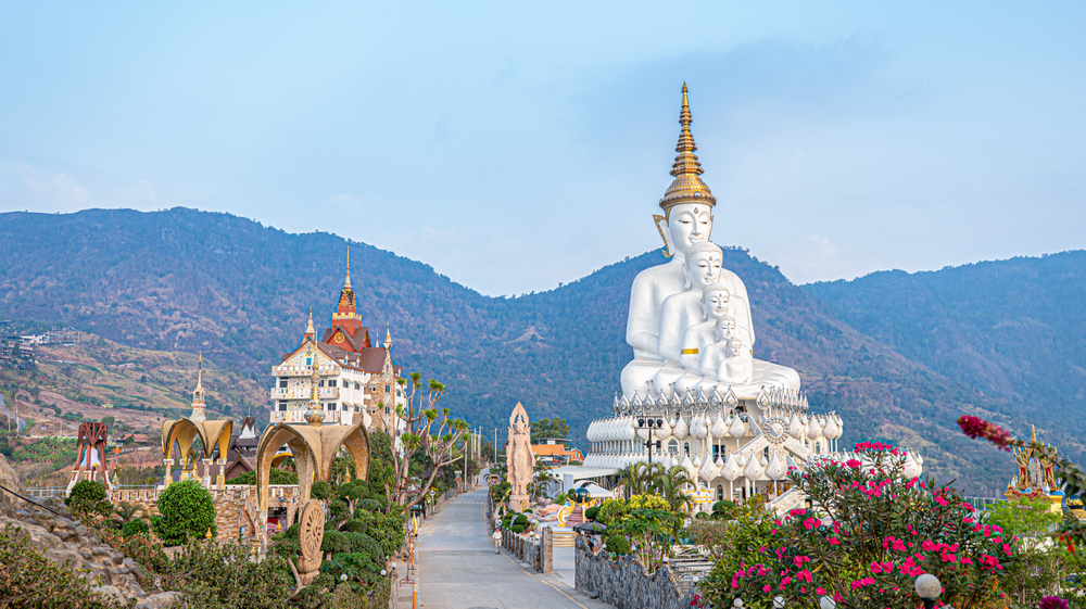 องค์พระพุทธเจ้า 5 พระองค์สีขาวกลางภูเขาที่วัดพระธาตุผาซ่อนแก้ว เขาค้อ เพชรบูรณ์ ที่เที่ยวคนเดียวเสริมสิริมงคล