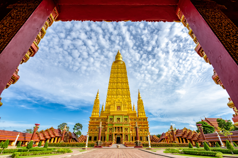 พระมหาธาตุเจดีย์สีทองอร่ามที่วัดบางโทง สถานที่ท่องเที่ยวกระบี่สุดวิจิตรและงดงาม
