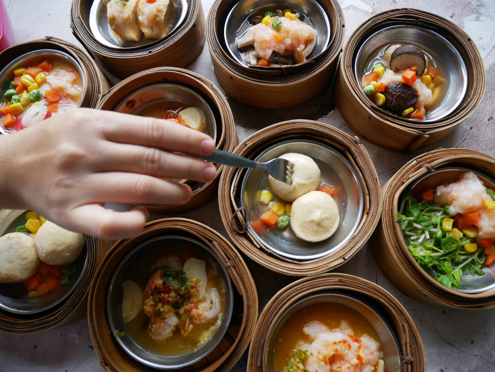 ติ่มซำร้อน ๆ หลากหลายเมนูในเข่งไม้ไผ่ที่ย่านเมืองเก่าภูเก็ต ตามรอยของอร่อยและอาหารท้องถิ่นในทริปเที่ยวคนเดียว