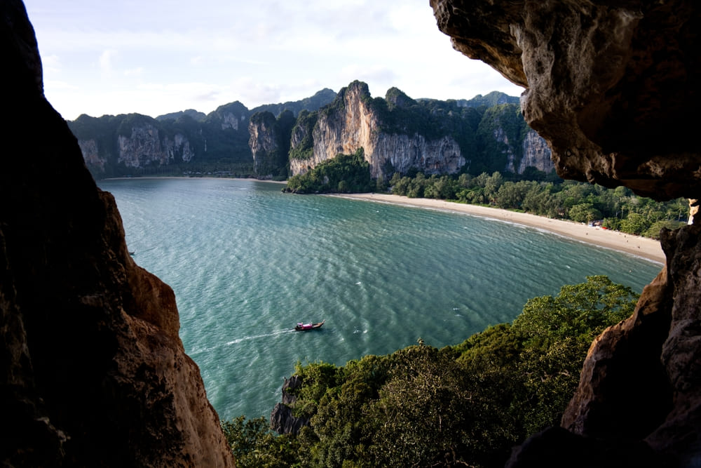 วิวโค้งอ่าวหาดไร่เลย์ จังหวัดกระบี่ สัมผัสความสวยงามระดับโลกในทริปเที่ยวคนเดียว