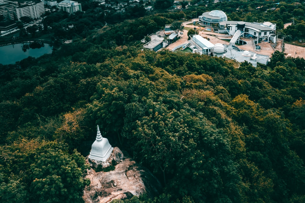 วิวมุมสูงของอุทยานวิทยาศาสตร์ ม.อ. และเจดีย์สีขาวท่ามกลางความร่มรื่นของต้นไม้ในหาดใหญ่ จังหวัดสงขลา มุมสงบที่น่าไปสัมผัสเมื่อจัดทริปเที่ยวคนเดียว